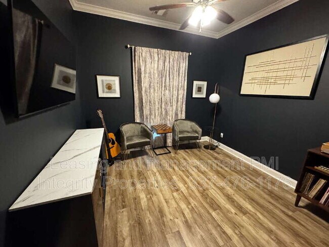 Building Photo - 200 Tennyson Dr