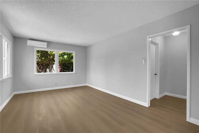 Building Photo - 325 W Le Roy Ave