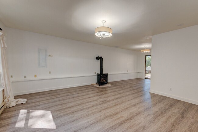Building Photo - 1638 Fern Pl