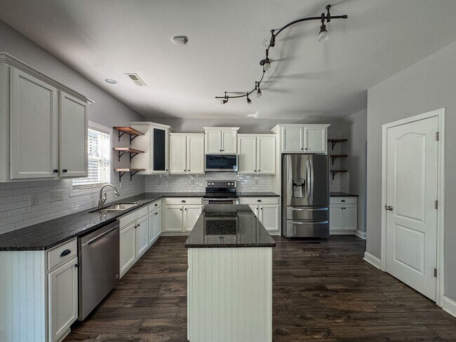Building Photo - Stunning 4 Bed 2.5 Bath Home in Lexington Plantation