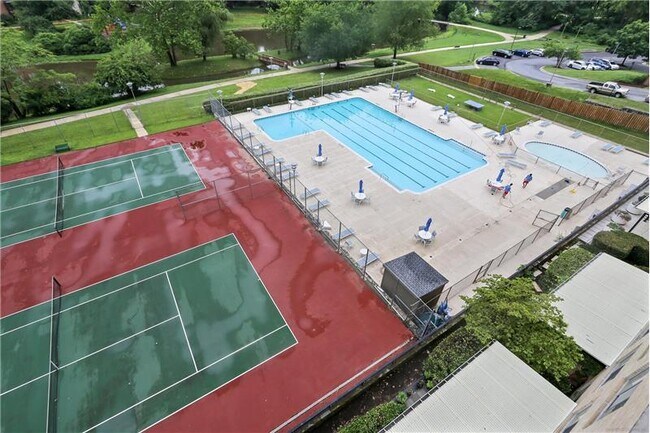 Building Photo - 10401 Grosvenor Pl