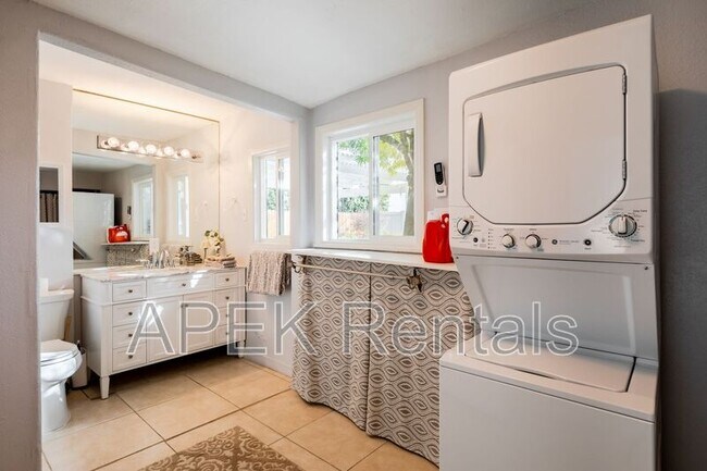 Building Photo - 477 E Vía Colusa