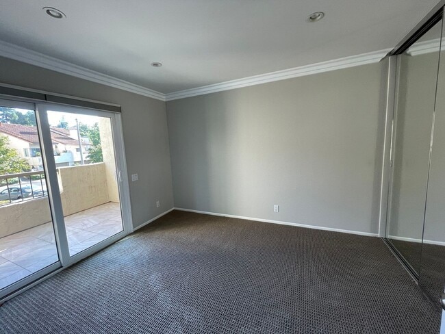 Building Photo - Impeccable end-unit La Mancha townhome in Mission Viejo