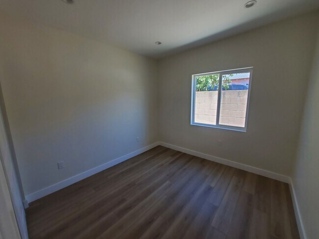 Building Photo - 2323 Lemon Ave