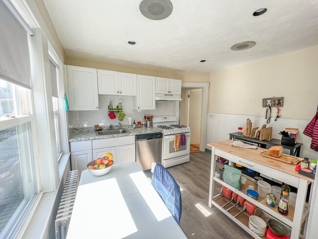 Building Photo - 65 Woods Ave