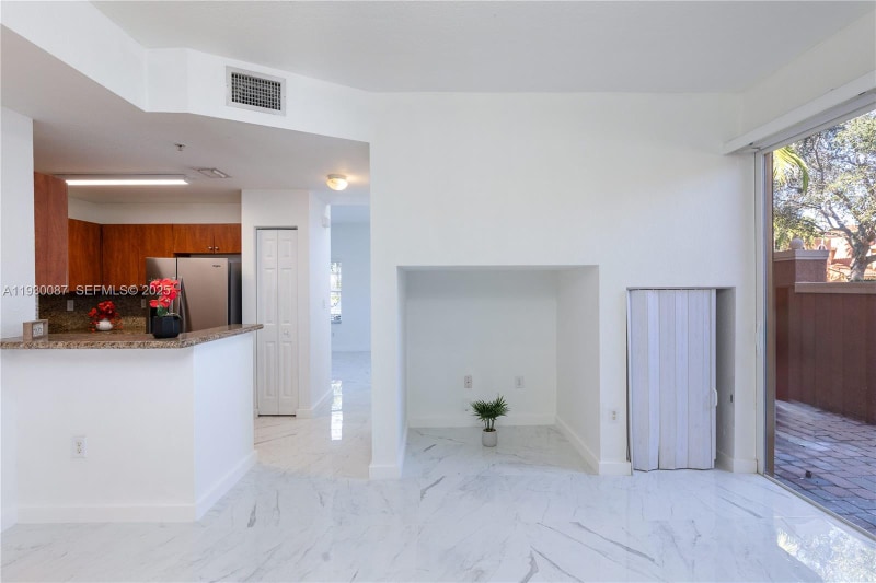 Building Photo - 1009 SW 144th Ave