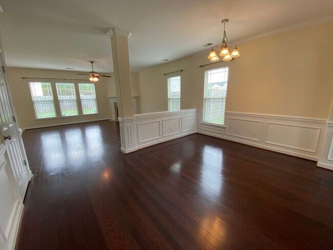 Building Photo - 4 bedroom 2.5 bath home with a loft