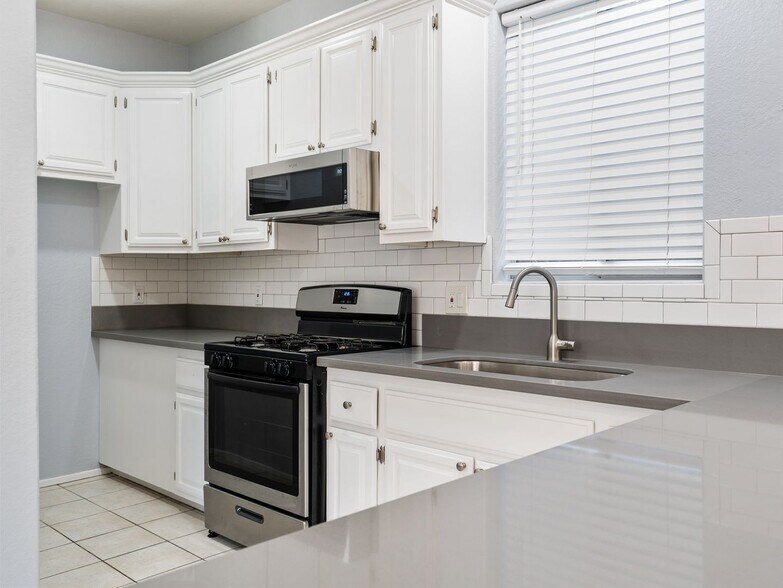 Building Photo - 1116 E 1st St