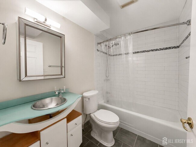 Building Photo - 2112 Sayre Dr