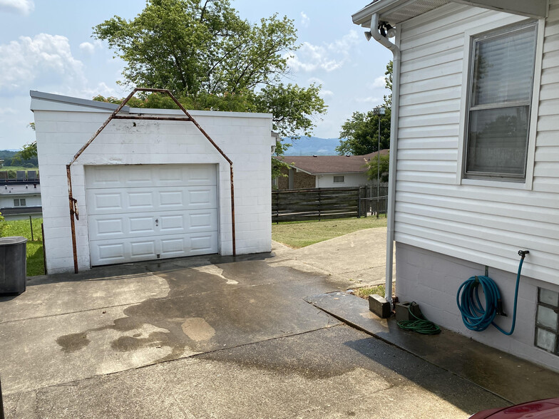 Detached Garage - 1558 2nd St
