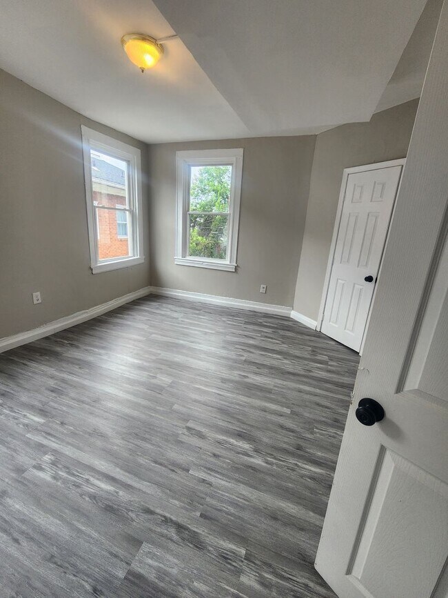 Building Photo - Spacious 7 Bedroom in West Baltimore