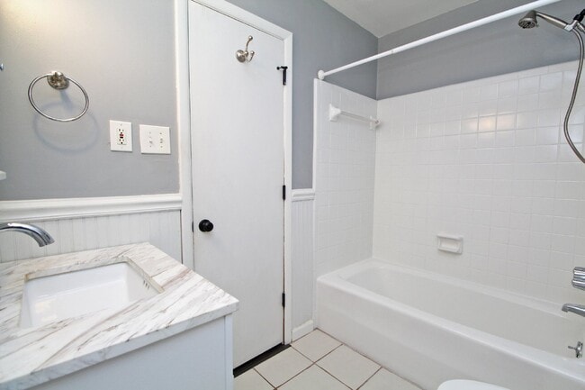 Building Photo - Beautiful 3BR Home in North Hill – Special: ½ Off Deposit for Active-Duty Military!