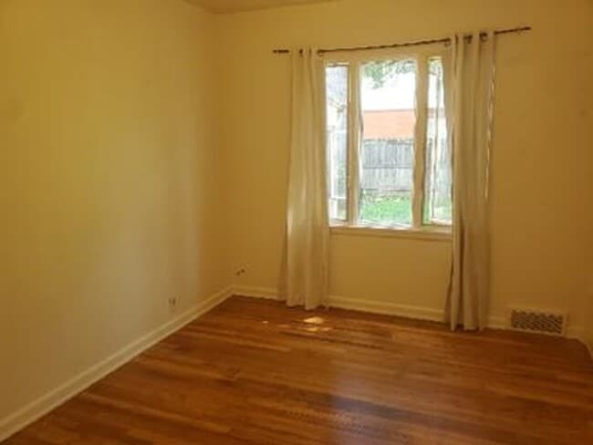 Building Photo - STUDENTS WELCOME! 4 Bed 2 Bath House 1 Block North of CSU