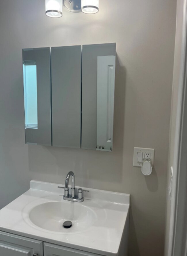 Building Photo - 607 S Fir Ave