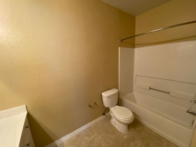 Building Photo - 1014 Hemingway Cir