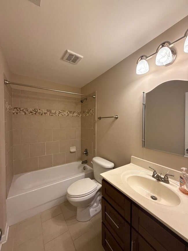 Building Photo - Great condo with Lake Wylie views!