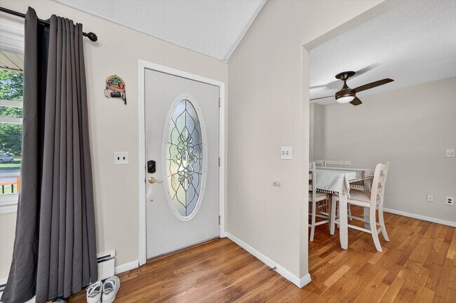 Building Photo - Spacious 4 BR/2BA home corner-lot in Warwi...