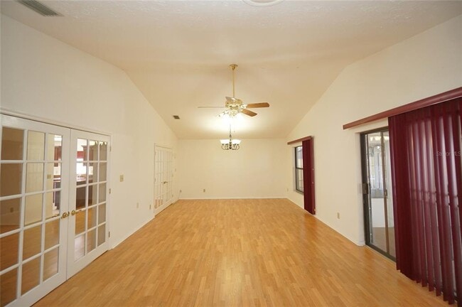 Building Photo - 6805 S Sheridan Rd