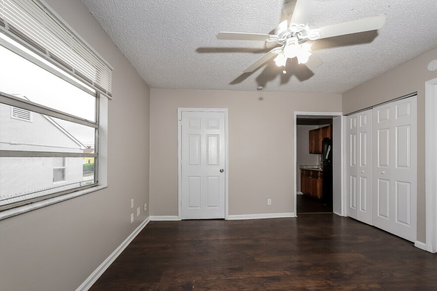 Building Photo - 849 W 5th St