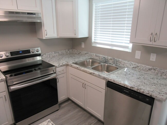 Building Photo - 2912 Sequoia Ave