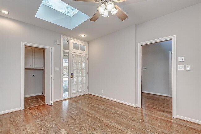 Building Photo - 201 Vanderpool Ln