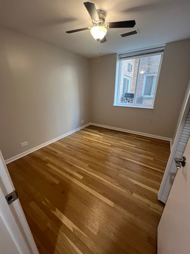 Building Photo - 921 N La Salle Dr