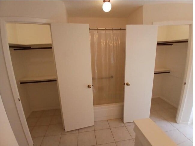 Building Photo - 1126 E Brompton Dr