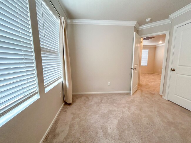 Building Photo - 497 Himalaya St. NE