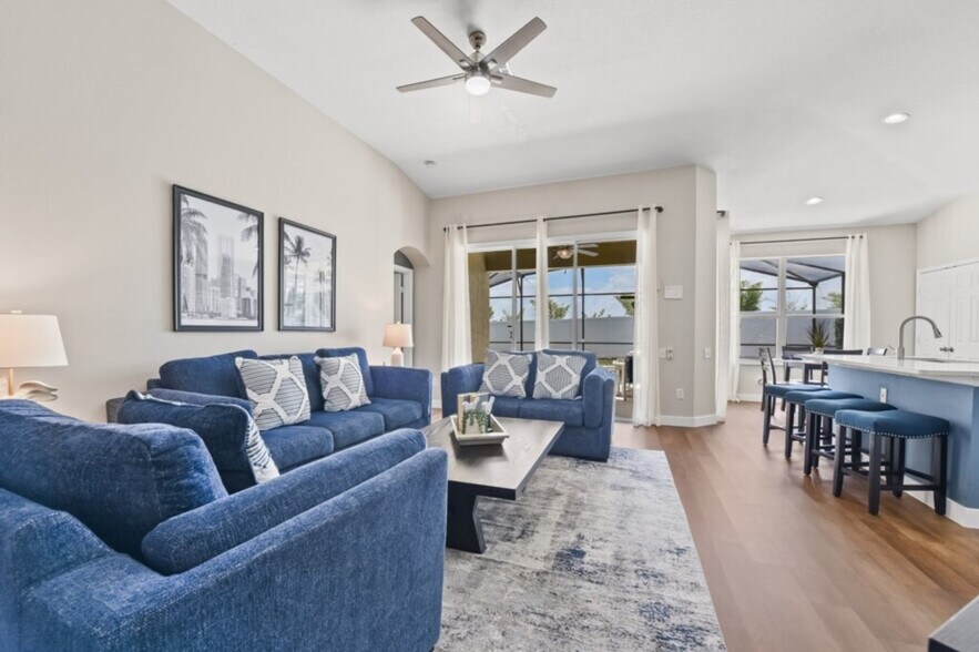 Building Photo - 8022 King Palm Cir