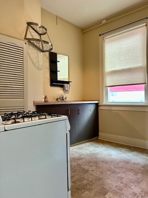 Large separate kitchen area with another window for more light - 4537 SE 65th Ave
