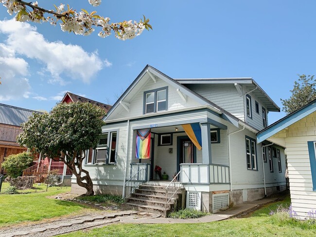 Building Photo - PRELEASE: 7 bdrm/2 bath in the York Neighb...