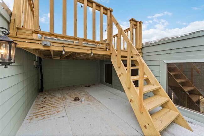 Building Photo - 2002 Fairview St