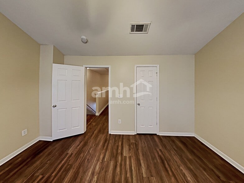 Building Photo - 119 Hidden Creek Dr