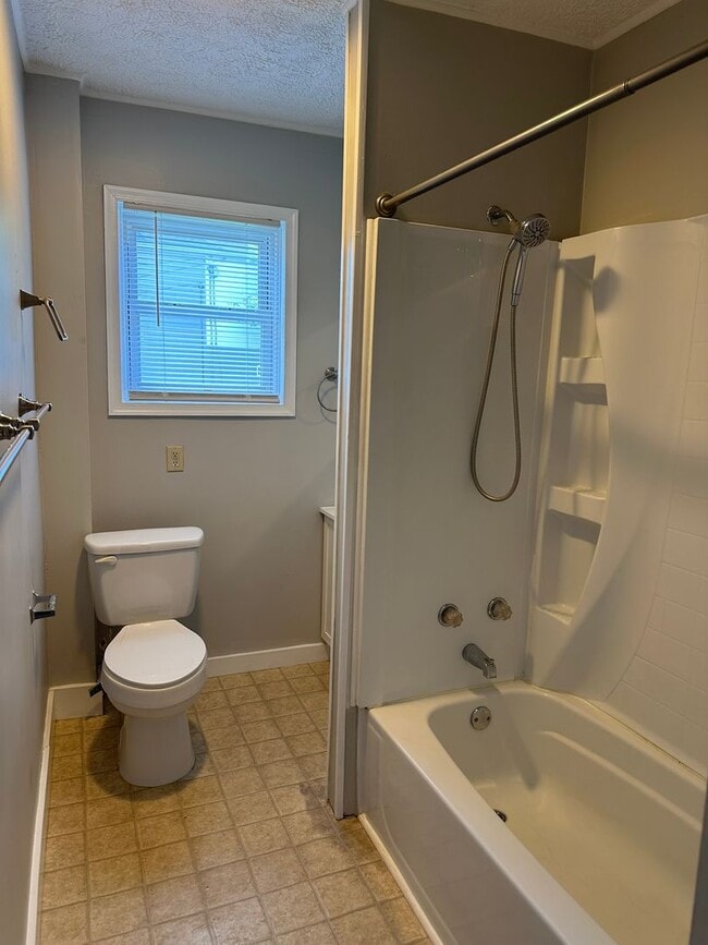 Building Photo - Adorable 3 Bedroom Duplex for $1,800./month