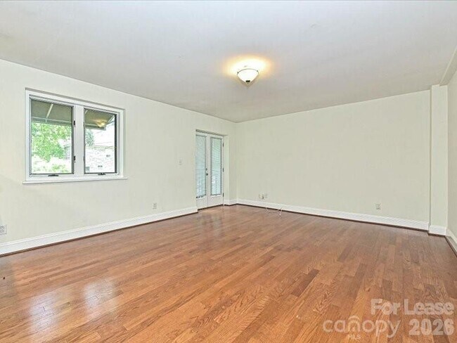 Building Photo - 2441 Vail Ave