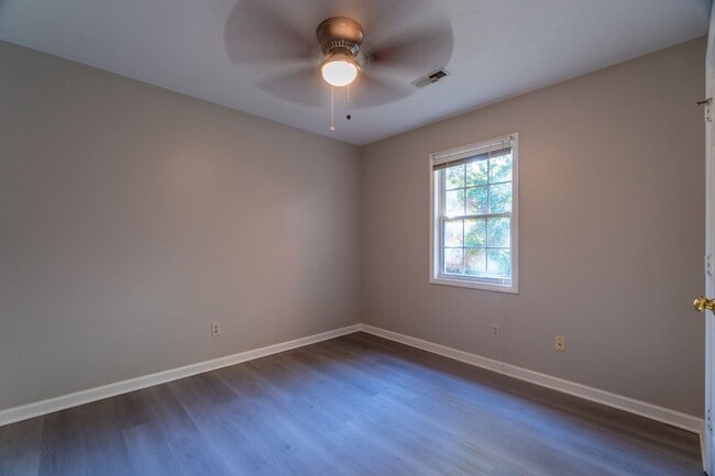 Building Photo - Beautiful 3 Bed 2 Bath home located in Greensboro!