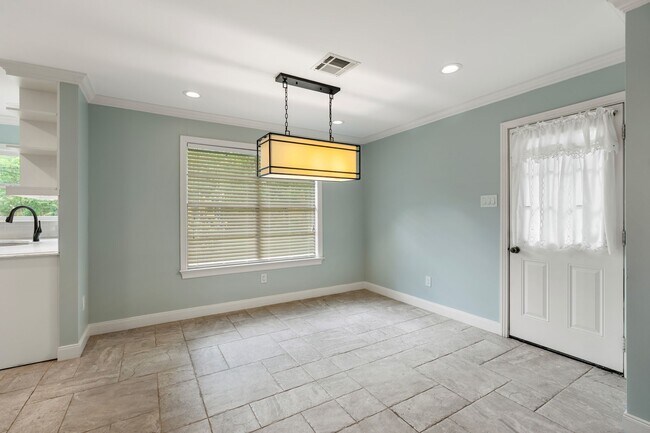 Building Photo - 9333 Walterville Rd