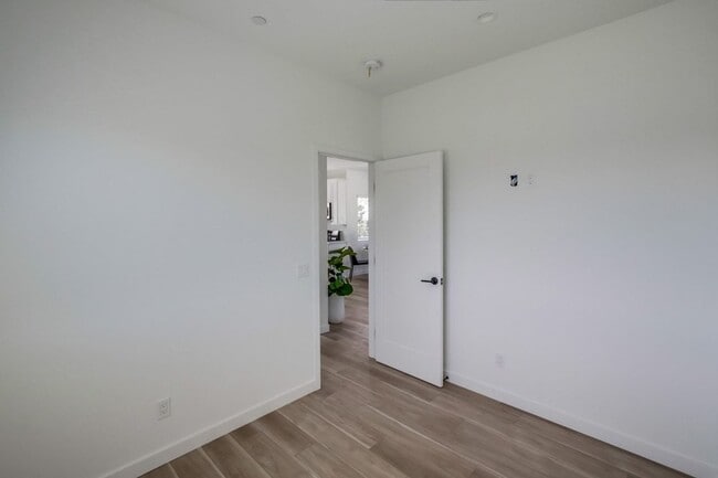 Building Photo - Beautiful downstairs unit 3bed/2 ba now available! Private Patio!! Marketing Description