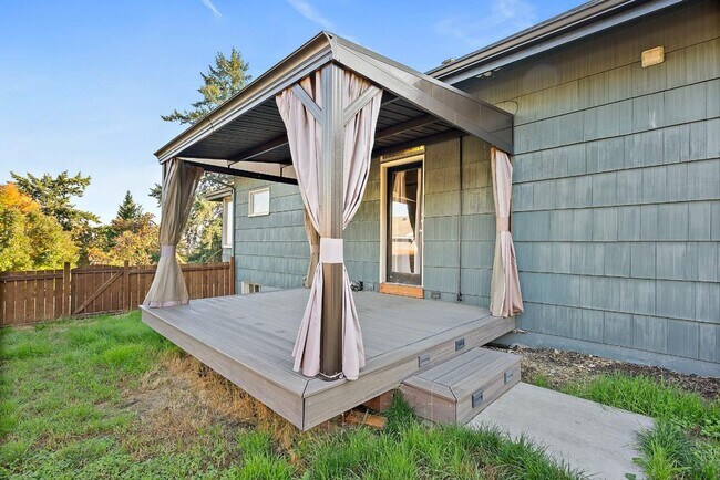 Building Photo - Charming 2-Bed 2-Bath Tacoma Craftsman | S...