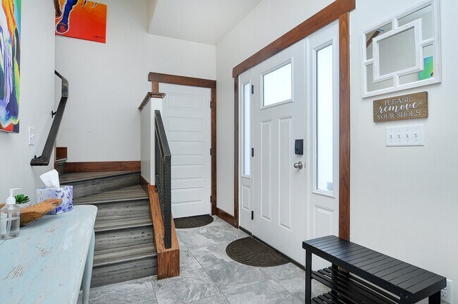 Building Photo - 405 Wood Ave