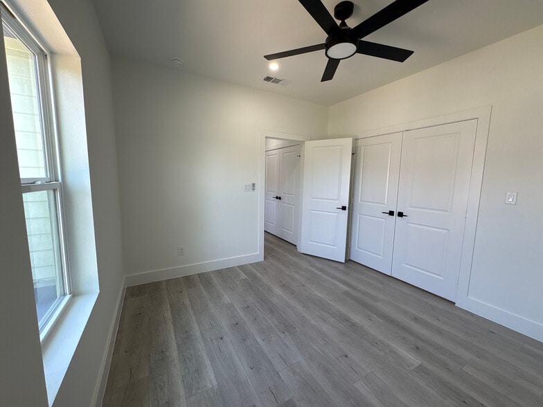 Building Photo - Room in Duplex on Wendelkin St