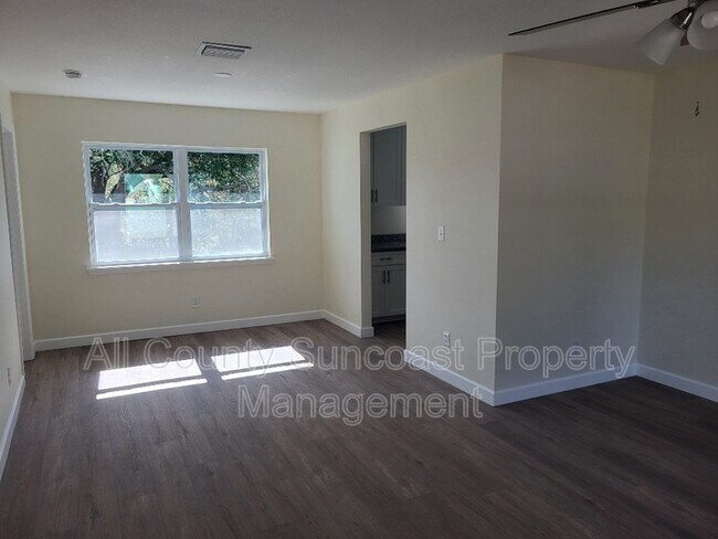 Building Photo - 648 16th Ln