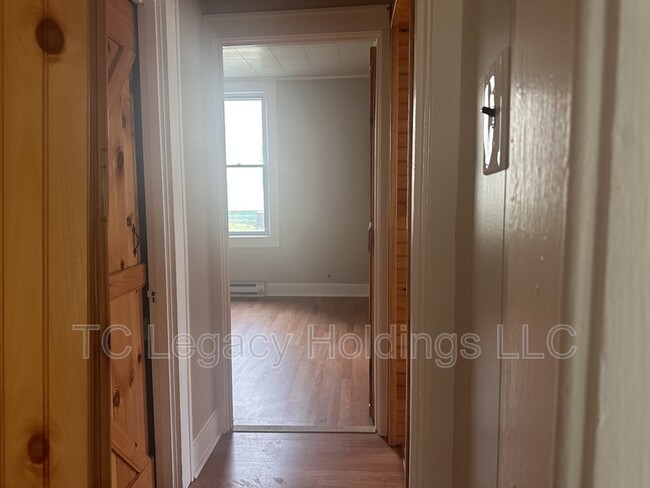 Building Photo - 614 Hart St