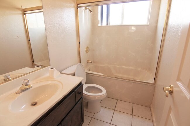 Building Photo - 3 Bedroom - 2 Bath Home