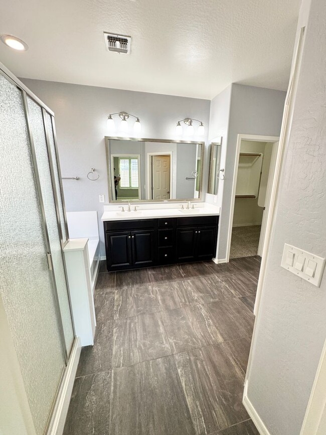 Building Photo - Beautiful 4 Bedroom Single Level Home Loca...