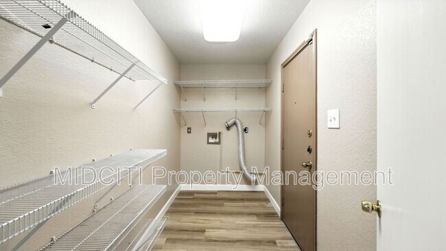 Building Photo - 209 Hinge Loop