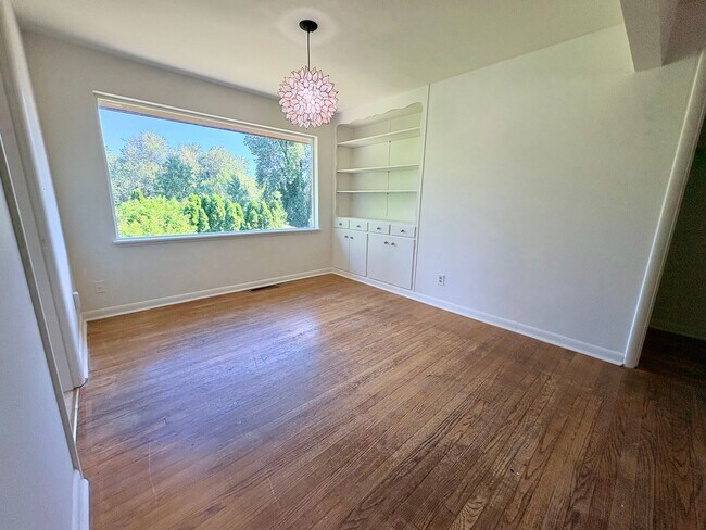 Building Photo - 5 Bed/1.5 Bath Beacon Hill Home with Gorgeous Views!