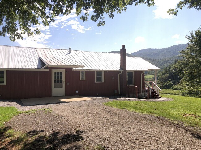 Building Photo - Super cute farm house with beautiful mountain view! 2 bedrooms, 1 bathroom!