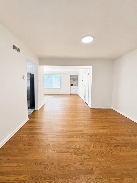 Building Photo - 6930 Jamieson Ave