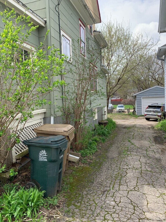 Building Photo - 418 S Orchard St